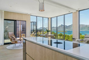 Seafront Cabin with Jacuzzi in Lofoten